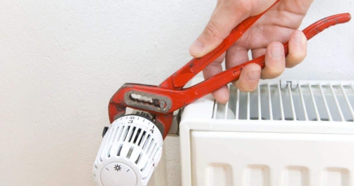Verwarmingselementen worden geïnstalleerd in huis